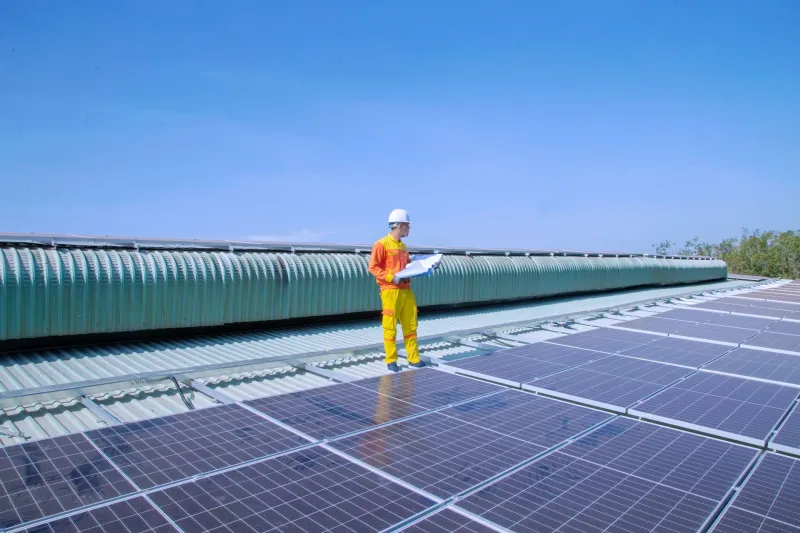 Why a Lower Efficiency Rating Can Outperform a Higher One: The Solar Numbers That Actually Matter